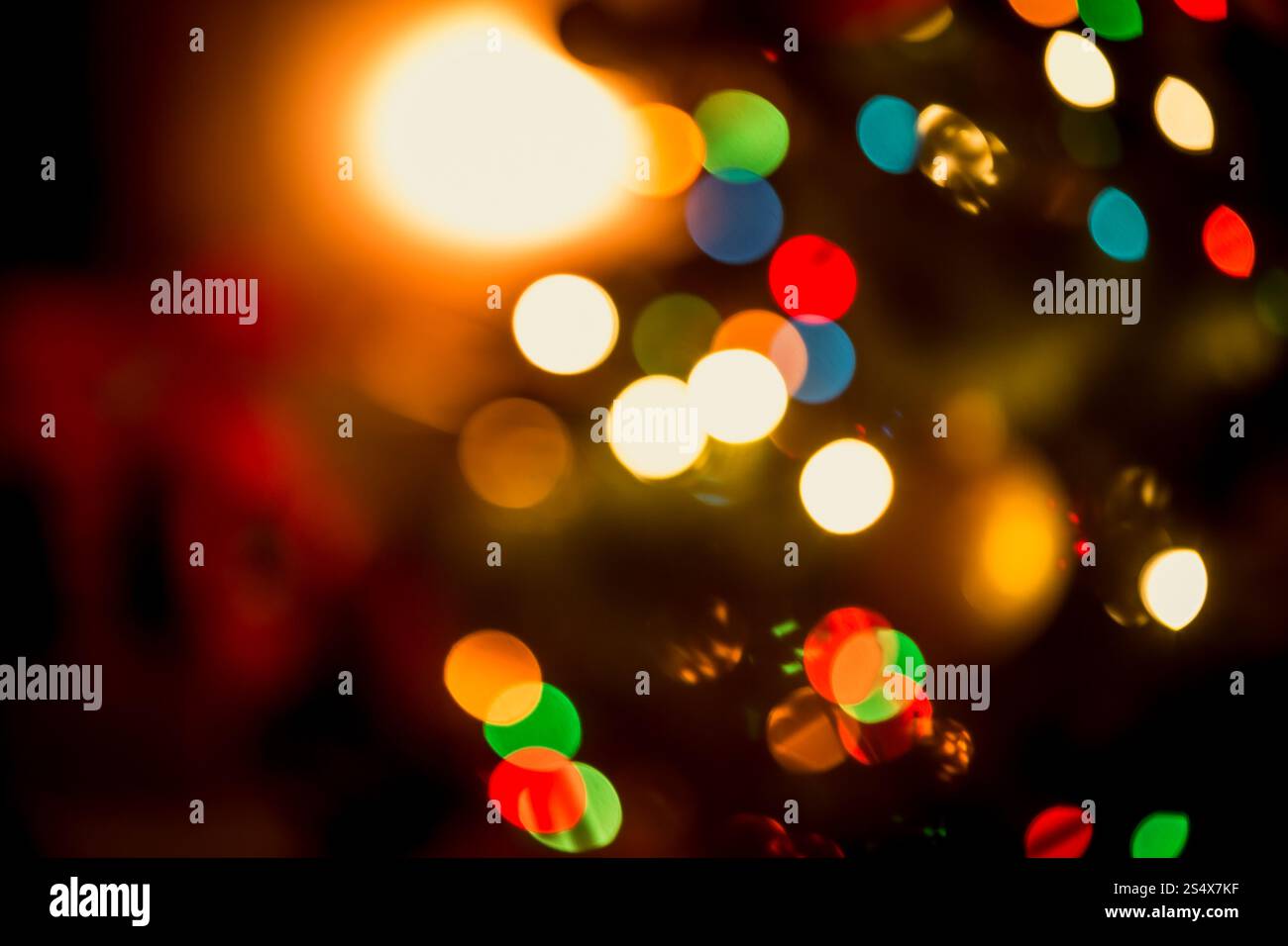 Schöne Weihnachten Hintergrund mit unscharfen leuchtenden bunten Lichtern Stockfoto