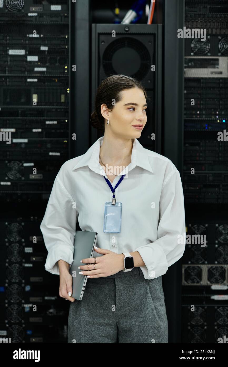 Ein spezieller IT-Spezialist verwaltet die Serverhardware und gewährleistet gleichzeitig die Sicherheit im Rechenzentrum. Stockfoto