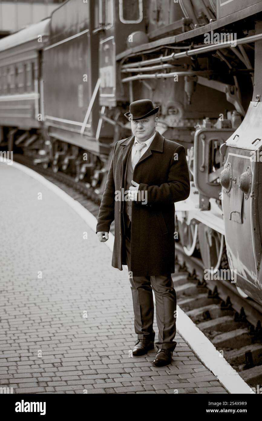 Getönten Retro-Foto von eleganten Mann warten auf Plattform für Zug Stockfoto