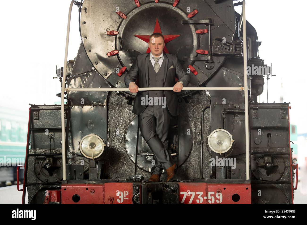 Eleganten Mann posiert auf alte Dampflok Stockfoto