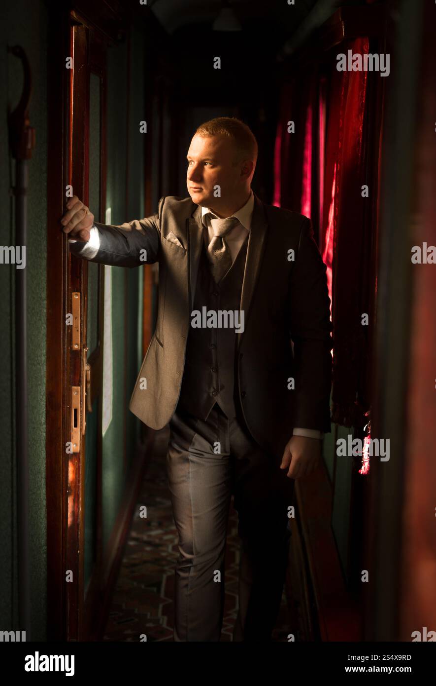 Getönten Porträt der Mann im Anzug am alten Dampfzug Stockfoto