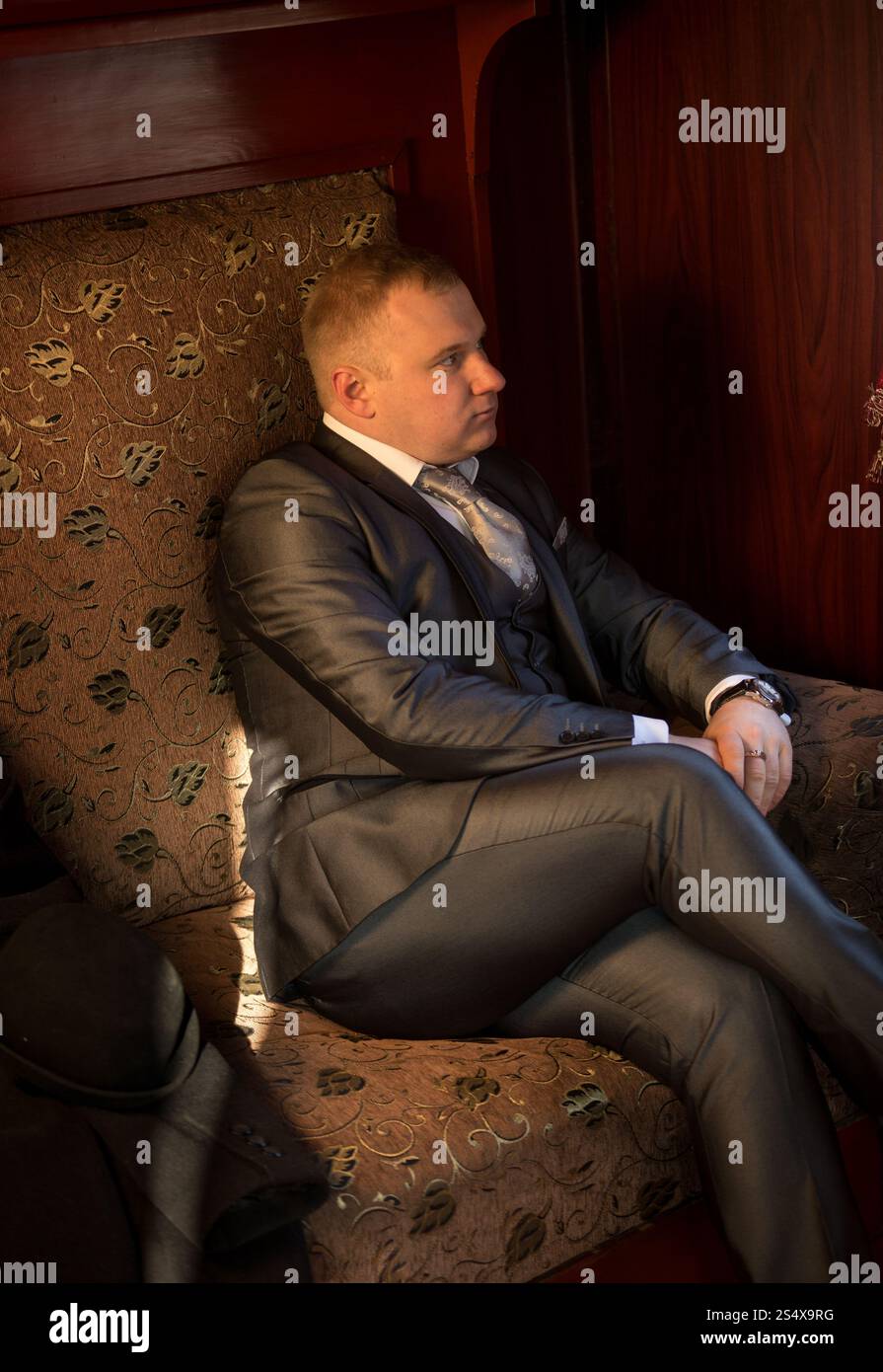 Getönten Portrait der Mann im Anzug posiert auf Sofa Retro-Zug Stockfoto