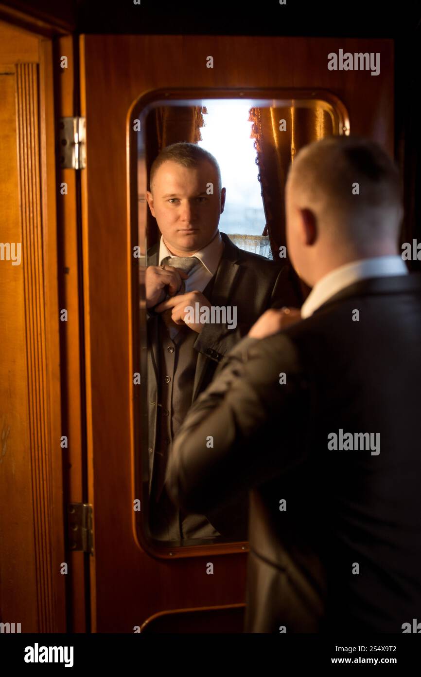 Getönten Porträt eines eleganten Gentleman suchen in Spiegel und Ankleiden Stockfoto