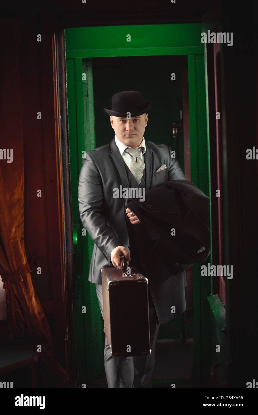 Gut aussehender Mann in Vintage-Kleidung zu Fuß im Zug Stockfoto