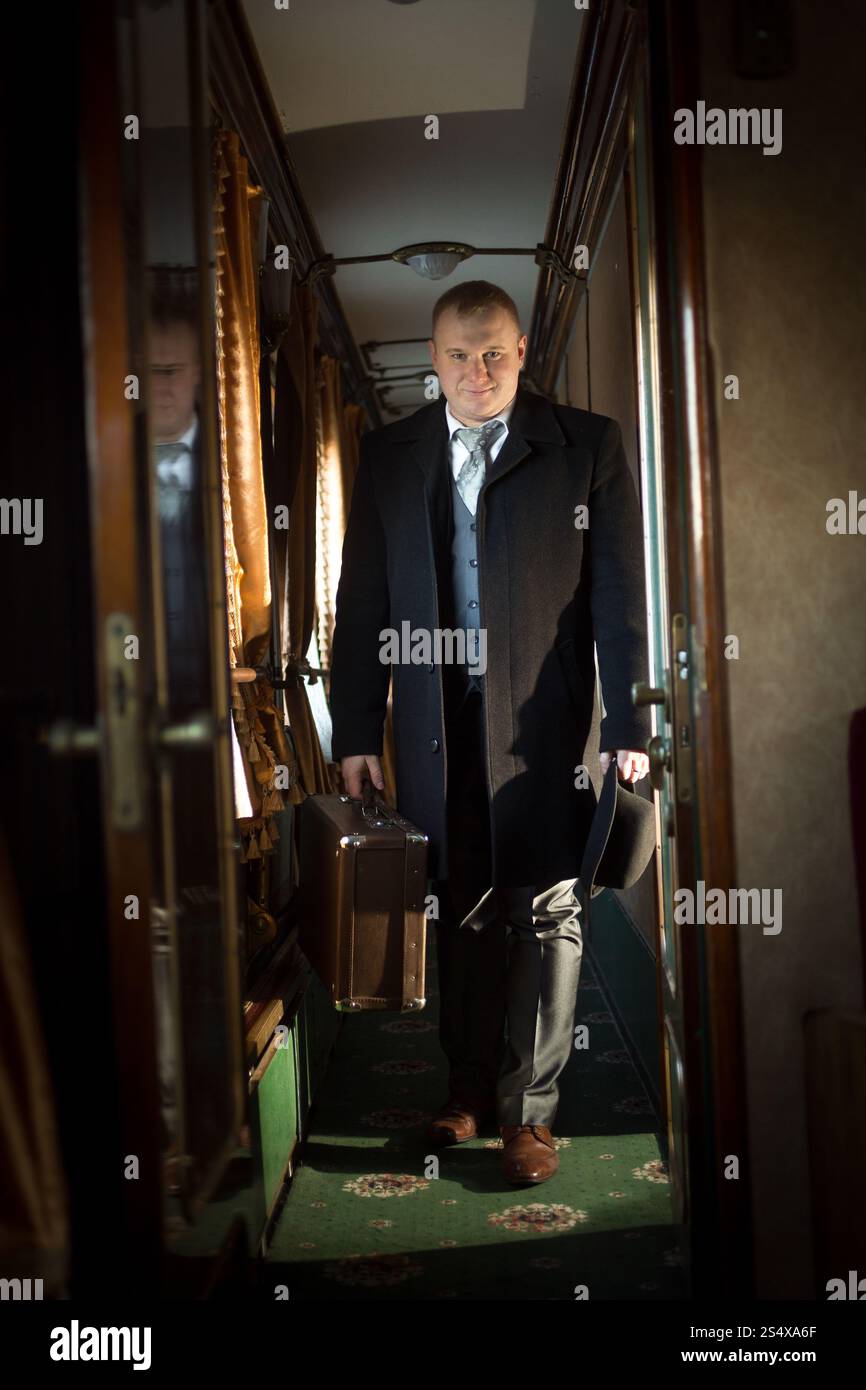 Retro-Stil Foto schön Geschäftsmannes zu Fuß im Zug Stockfoto