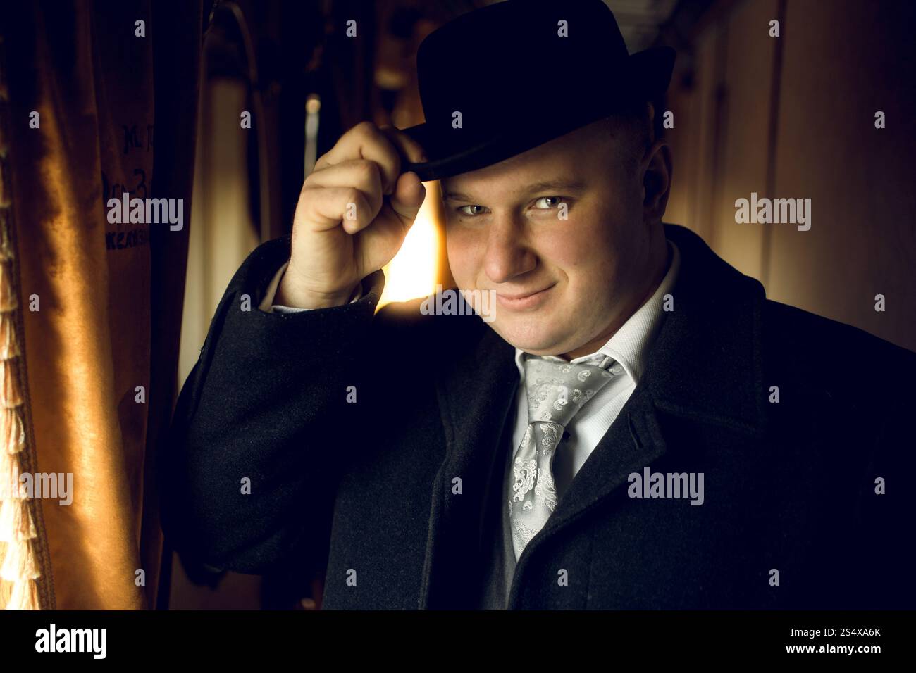 Getönten Porträt des Mannes in Vintage-Kleidung posiert in Zug Stockfoto