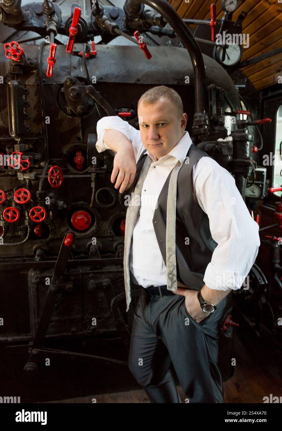 Porträt des alten Mode Geschäftsmann posiert auf Lokomotive Ofen Stockfoto