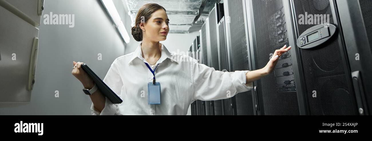 Der Spezialist für ein weißes Hemd überwacht Serversysteme in einer hochtechnologischen, professionellen Umgebung, Banner Stockfoto