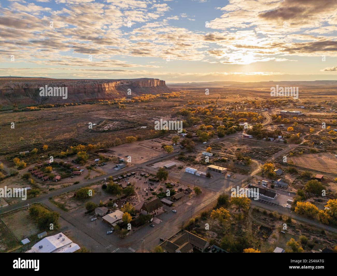 Bluff, Süd-Utah, fantastisches Panorama eines kleinen ländlichen Dorfes, Tor zum Monument Valley. Herbstfarben, lange Schatten Stockfoto