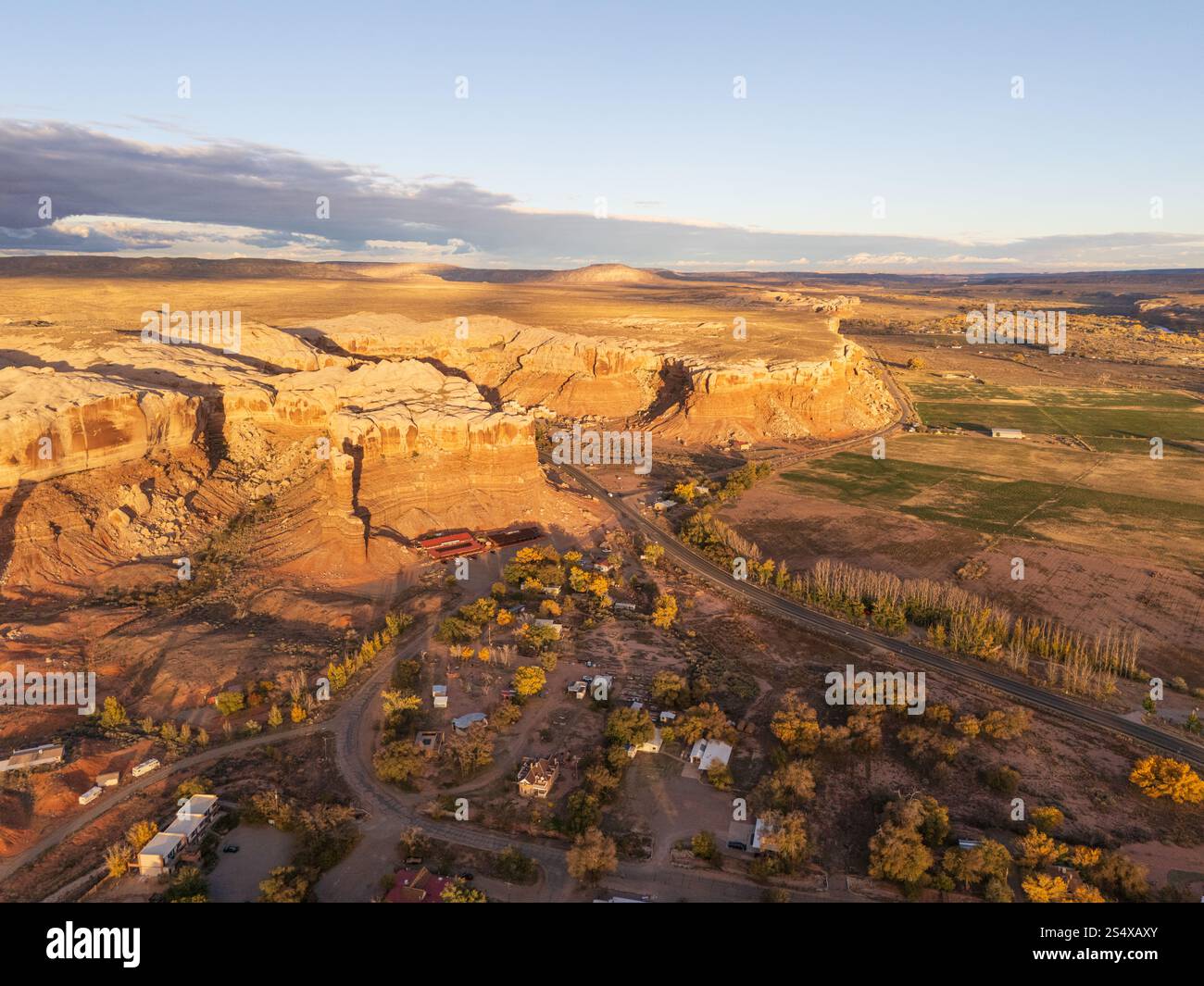 Bluff, Süd-Utah, fantastisches Panorama eines kleinen ländlichen Dorfes, Tor zum Monument Valley. Herbstfarben, lange Schatten Stockfoto