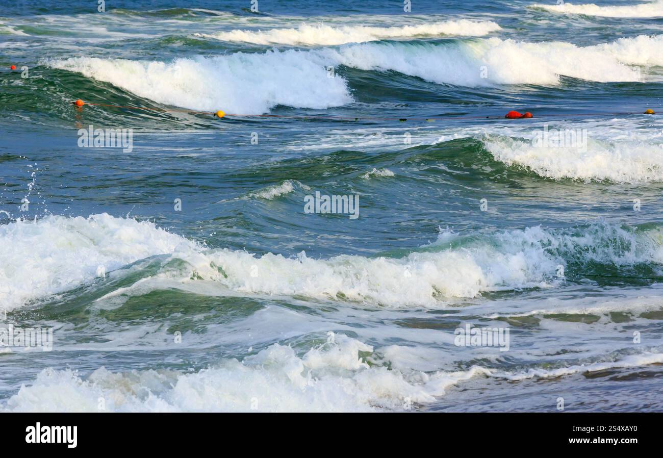 Stürmische Blick aufs Meer vom Strand entfernt. Natur-Hintergrund. Stockfoto