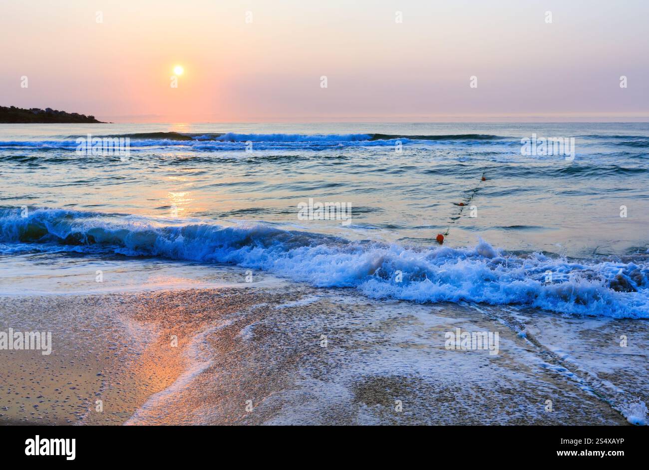 Schönen Blick aufs Meer Strand Sonnenaufgang mit Reflexion der Sonne auf dem Wasser. Stockfoto