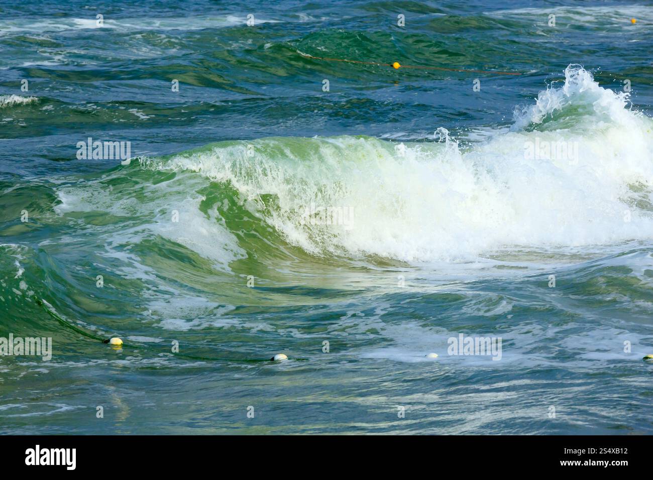 Stürmische Blick aufs Meer vom Strand entfernt. Natur-Hintergrund. Stockfoto