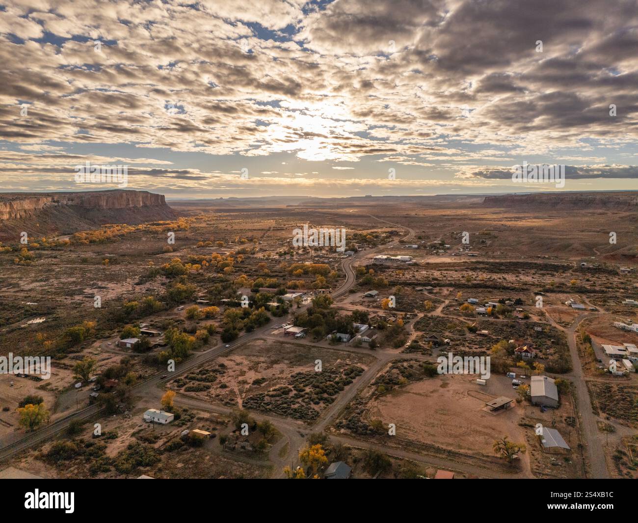 Bluff, Süd-Utah, fantastisches Panorama eines kleinen ländlichen Dorfes, Tor zum Monument Valley. Herbstfarben, lange Schatten Stockfoto