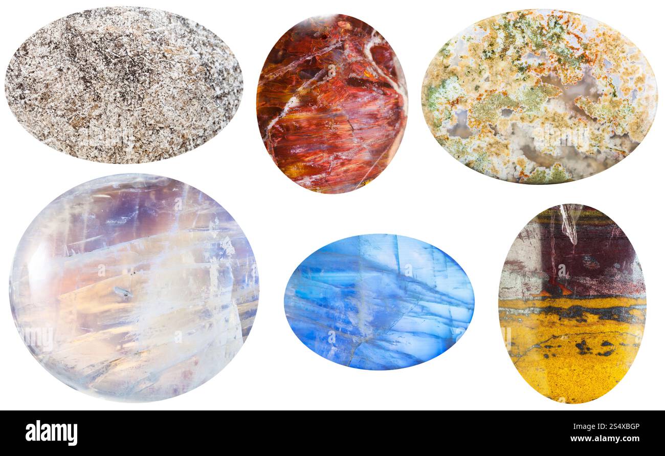 Makroaufnahmen der Sammlung Natursteine - Anhydrite, sonnenstein, Moosachat, Mondstein, Adularia, Jaspillith Cabochon Edelsteine isoliert auf weiß Stockfoto