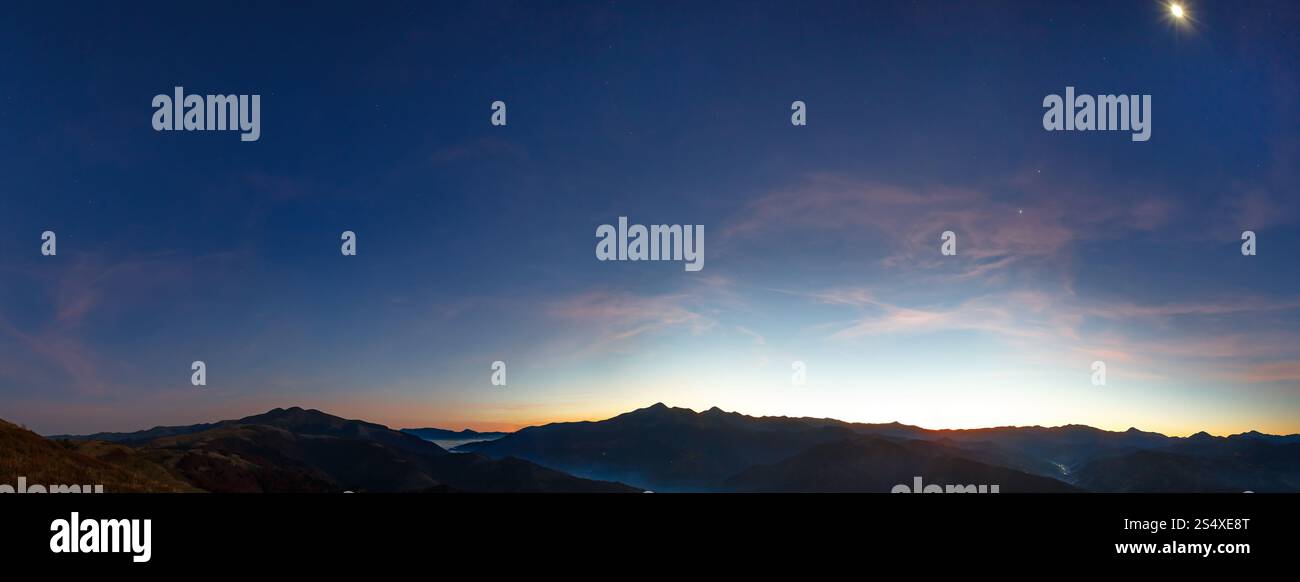 Frühe Morgendämmerung in Bergen. Herbstnacht Panorama mit Sternen und Mond im Himmel Stockfoto