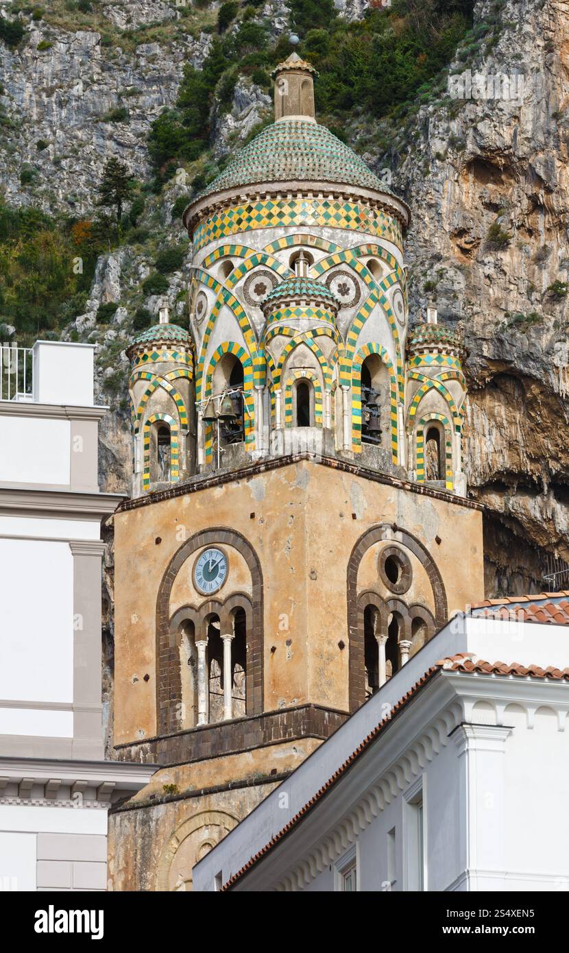 Bell Turm der Kathedrale von Amalfi (oder Saint Andrew Cathedral). Im 9. Jahrhundert errichtet. Stockfoto