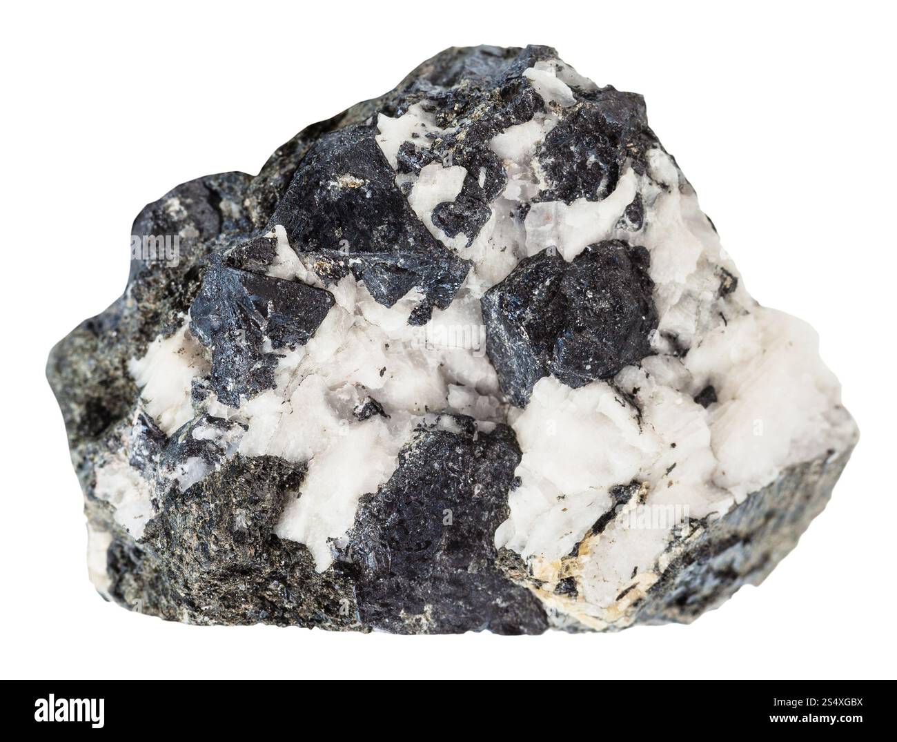 Makroaufnahmen von mineralischen Naturstein - Knopite Druse (schwarze Vielzahl von Perowskit) isoliert auf weißem Hintergrund Stockfoto