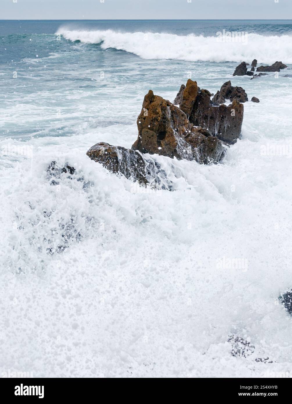 Ozeanwelle Surf und großen Felsbrocken in Schaumstoff, Biskaya, Spanien. Stockfoto