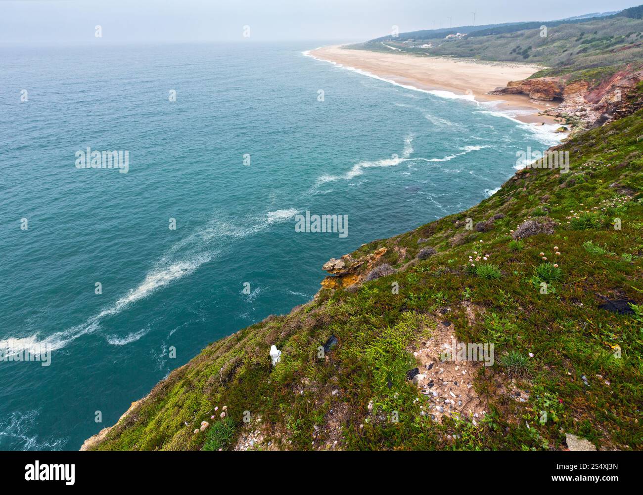 Ozean Sandstrand in der Nähe von Nazare Stadt (Portugal). Stockfoto