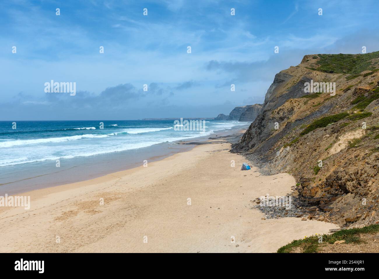 Sommer-Atlantik Küste Landschaft (Cordoama Strand, Algarve, Portugal). Stockfoto