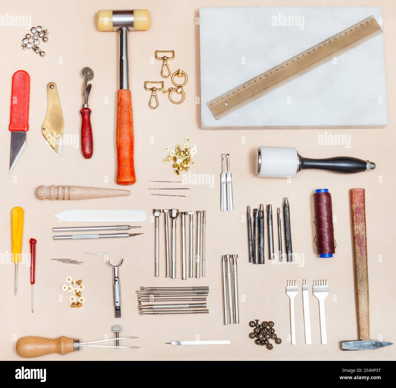 über Ansicht der verschiedenen Lederarbeiten Tools und Marmor Board auf Naturleder Oberfläche Stockfoto
