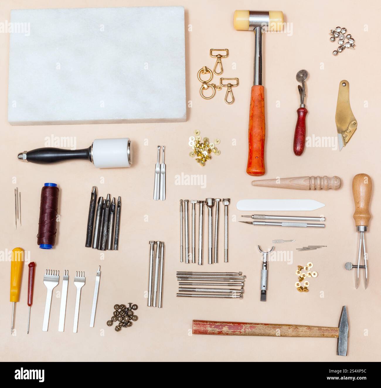 Draufsicht der Sammlung verschiedener Leathercrafting Instrumente und Marmor Board auf Naturleder Oberfläche Stockfoto
