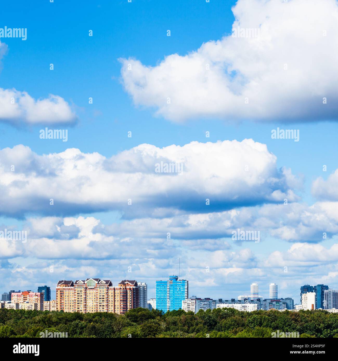 niedrige weiße Wolken am blauen Himmel über der Stadt im Sommertag, Moskau Stockfoto