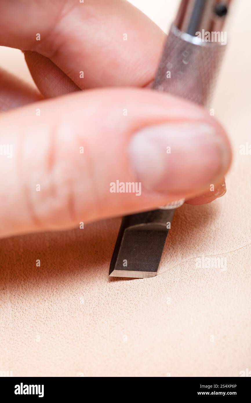 Leathercrafting - Schwenk-Messer schneiden Leder hautnah Stockfoto