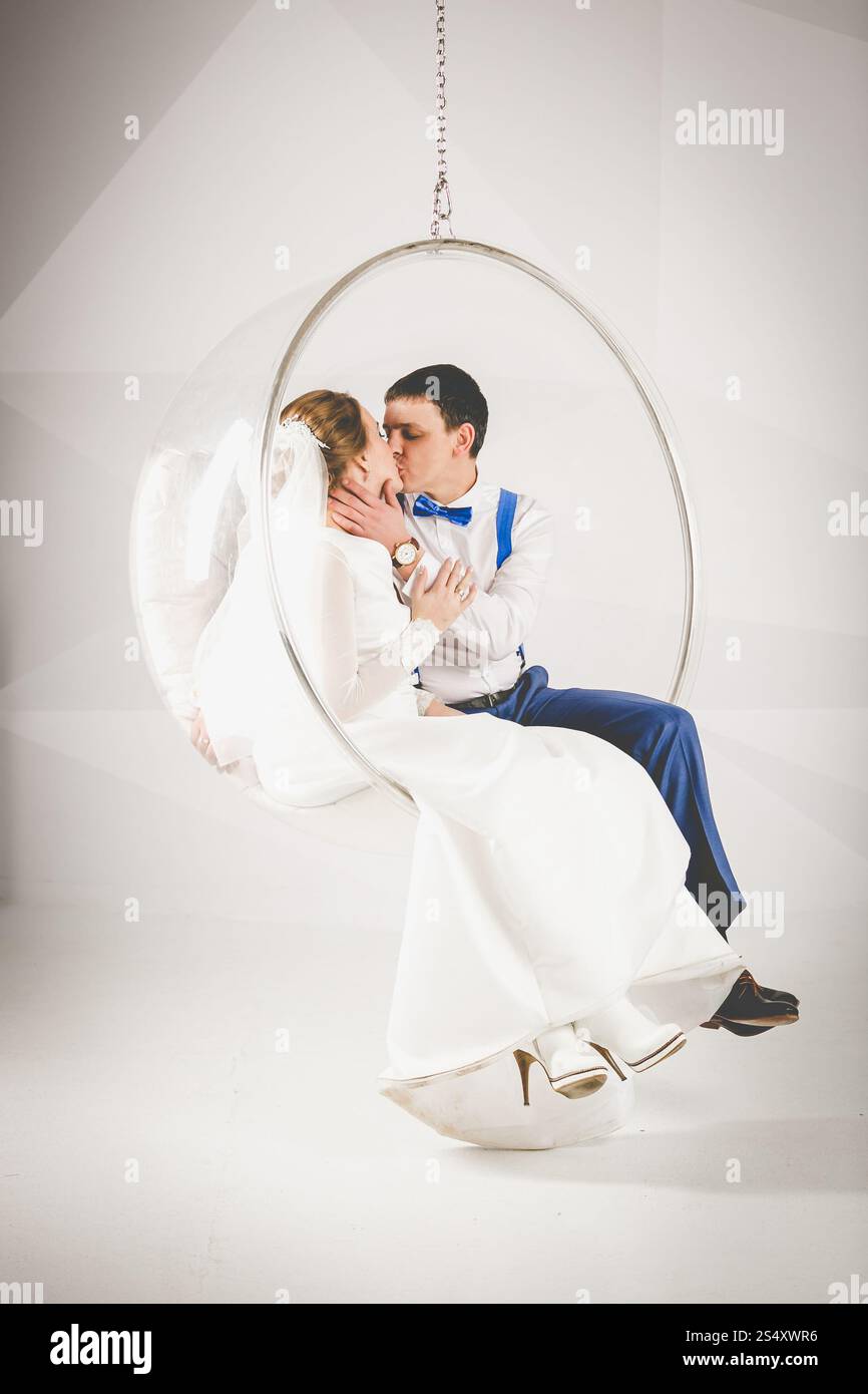 Gerade junge Ehepaar küssen in Luftpolsterfolie Stuhl Stockfoto