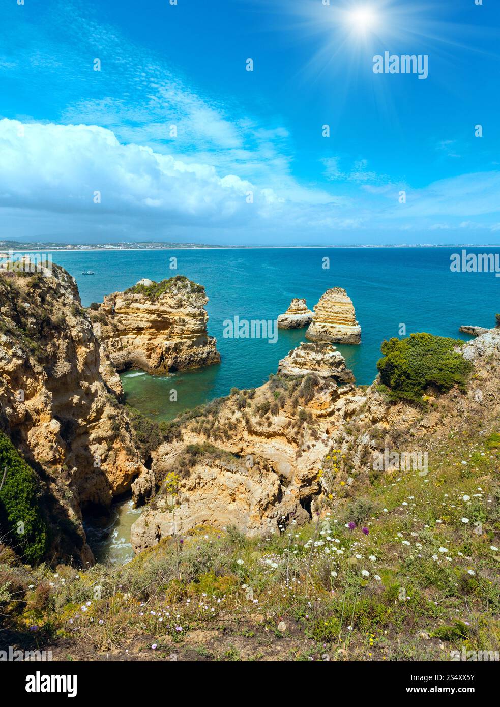 Sonnenschein über dem Atlantischen Ozean felsige Sommerküste (Ponta da Piedade, Lagos, Algarve, Portugal). Stockfoto Sonnenschein über dem Atlantischen Ozean felsige Sommerküste (Ponta da Piedade, Lagos, Algarve, Portugal). Stockfoto