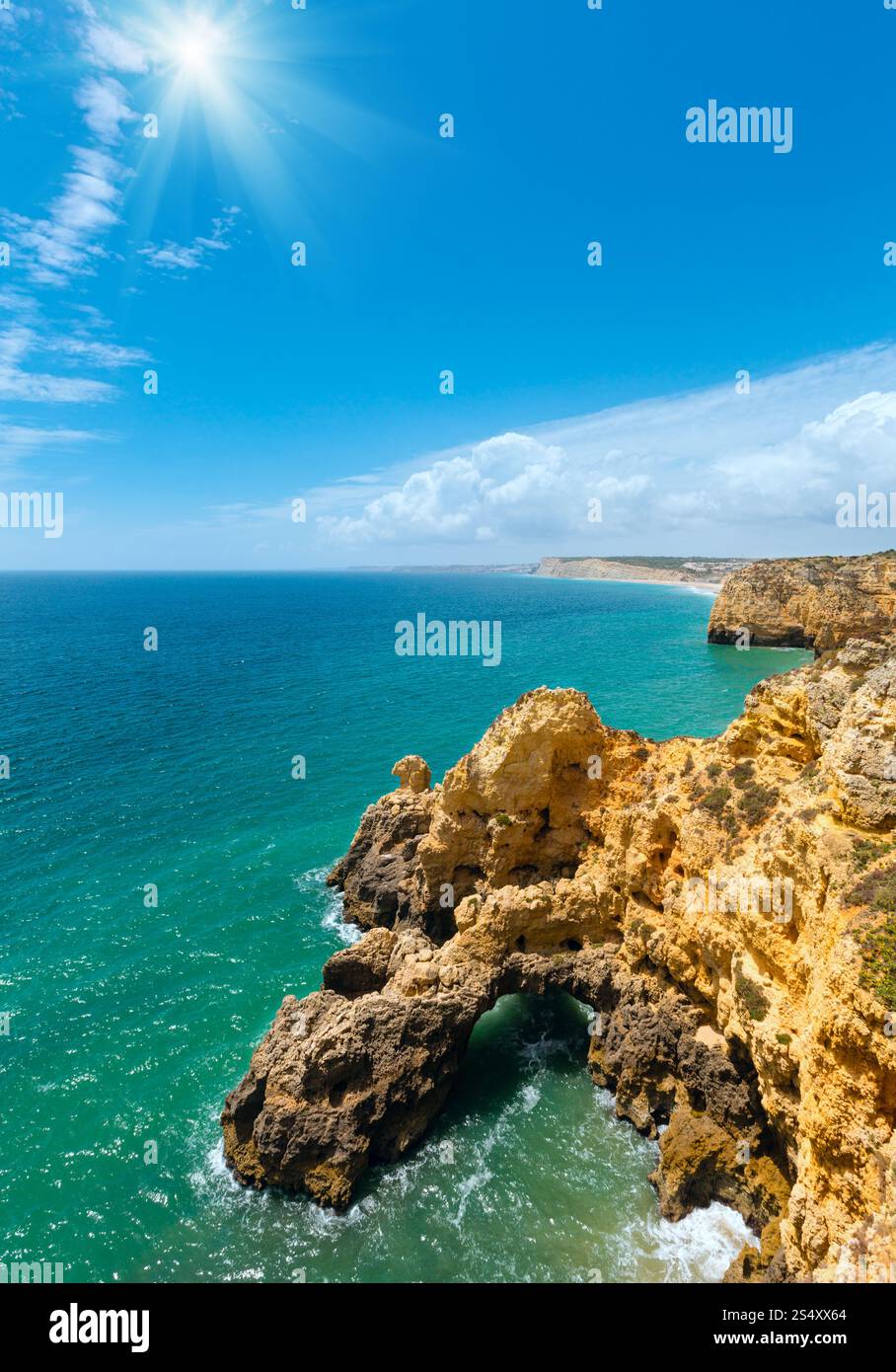 Sonnenschein über dem Atlantischen Ozean felsige Sommerküste (Ponta da Piedade, Lagos, Algarve, Portugal). Stockfoto Sonnenschein über dem Atlantischen Ozean felsige Sommerküste (Ponta da Piedade, Lagos, Algarve, Portugal). Stockfoto