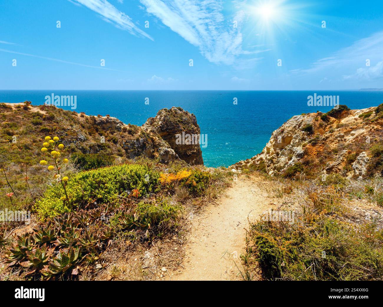 Sonnenschein über dem Atlantischen Ozean felsige Sommerküste (Ponta da Piedade, Lagos, Algarve, Portugal). Stockfoto Sonnenschein über dem Atlantischen Ozean felsige Sommerküste (Ponta da Piedade, Lagos, Algarve, Portugal). Stockfoto