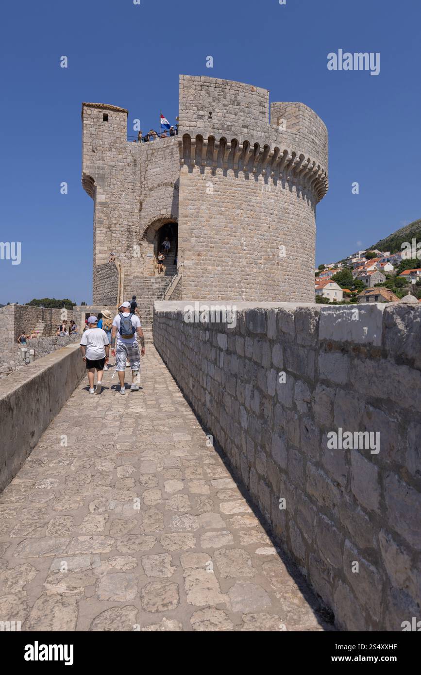 Dubrovnik, Kroatien - 27. Juni 2023: Wanderweg um die alten Mauern, eine steile Straße, die zum mittelalterlichen Festungsturm Minceta führt. Stockfoto