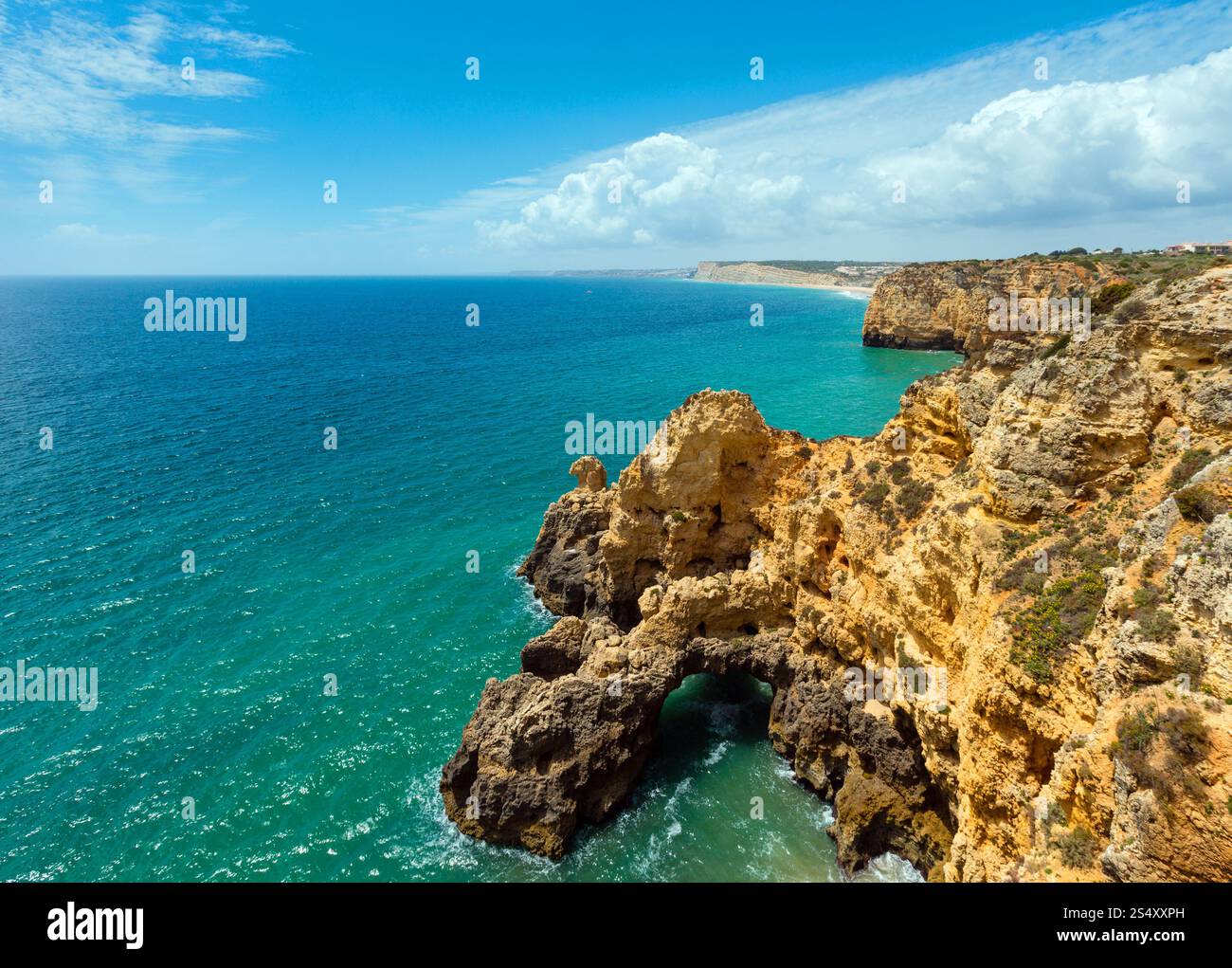 Atlantischen Ozean Sommer Felsenküste Ansicht (Lagos, Algarve, Portugal). Stockfoto