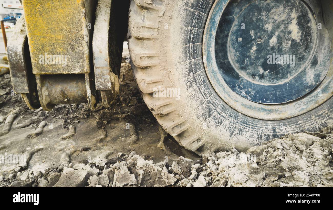 Nahaufnahme Foto der großen Bagger Räder mit Schlamm bedeckt Stockfoto