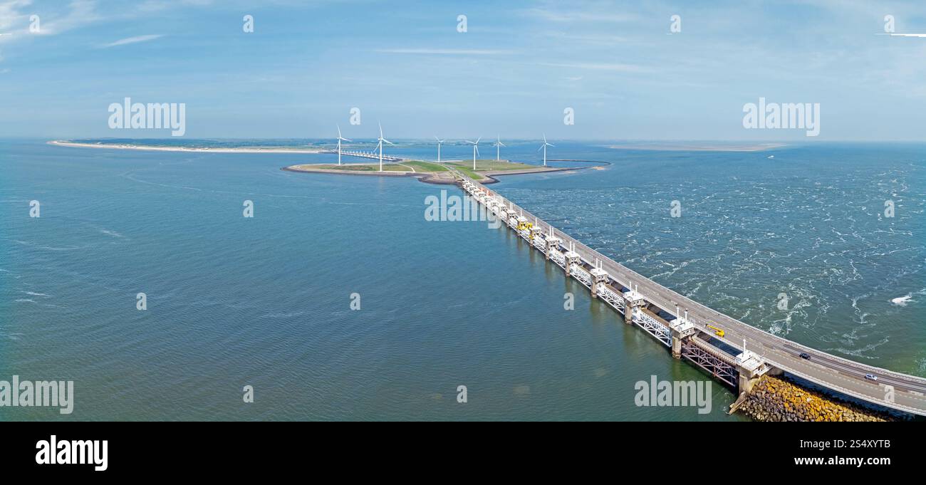 Luftpanorama von der Oosterschelde-Sturmflut-Barriere in Zeeland/Niederlande Stockfoto