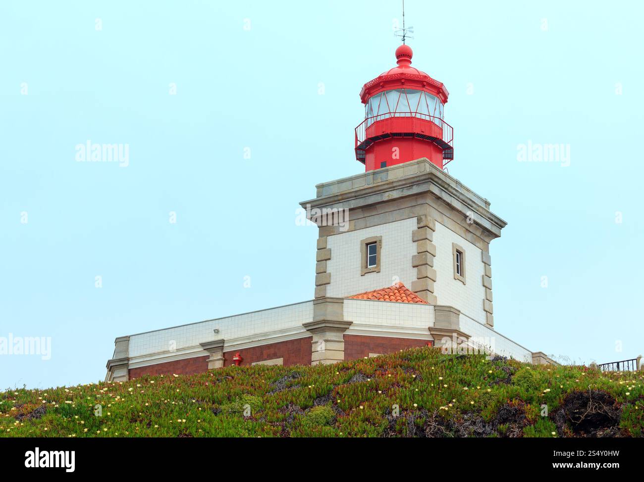 Leuchtturm am Sommerblühenden Cape Roca (Cabo da Roca) mit Blumen, Portugal. Stockfoto