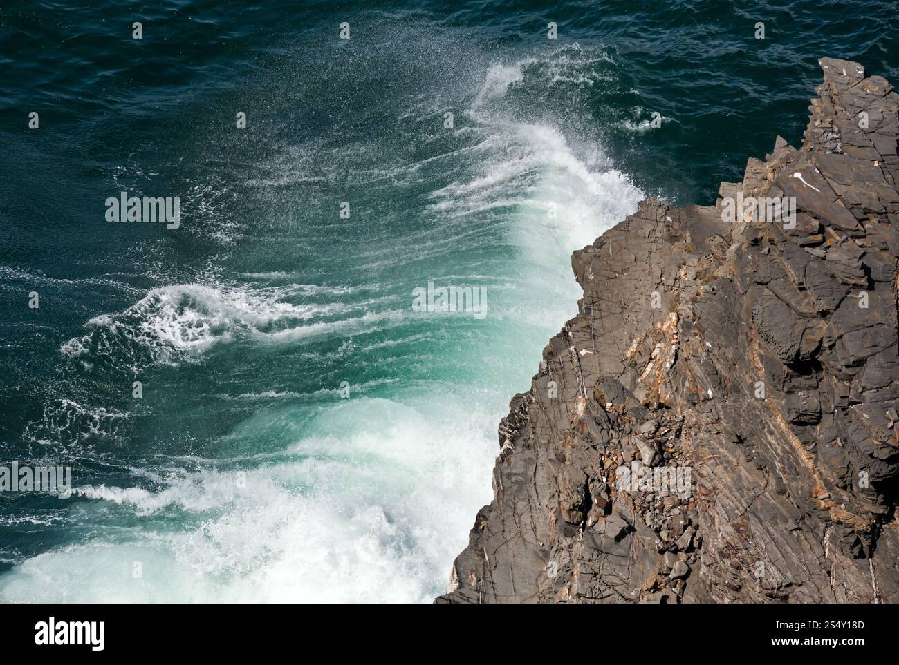 Wellen brechen sich am felsigen Küste. Ansicht von oben. Stockfoto
