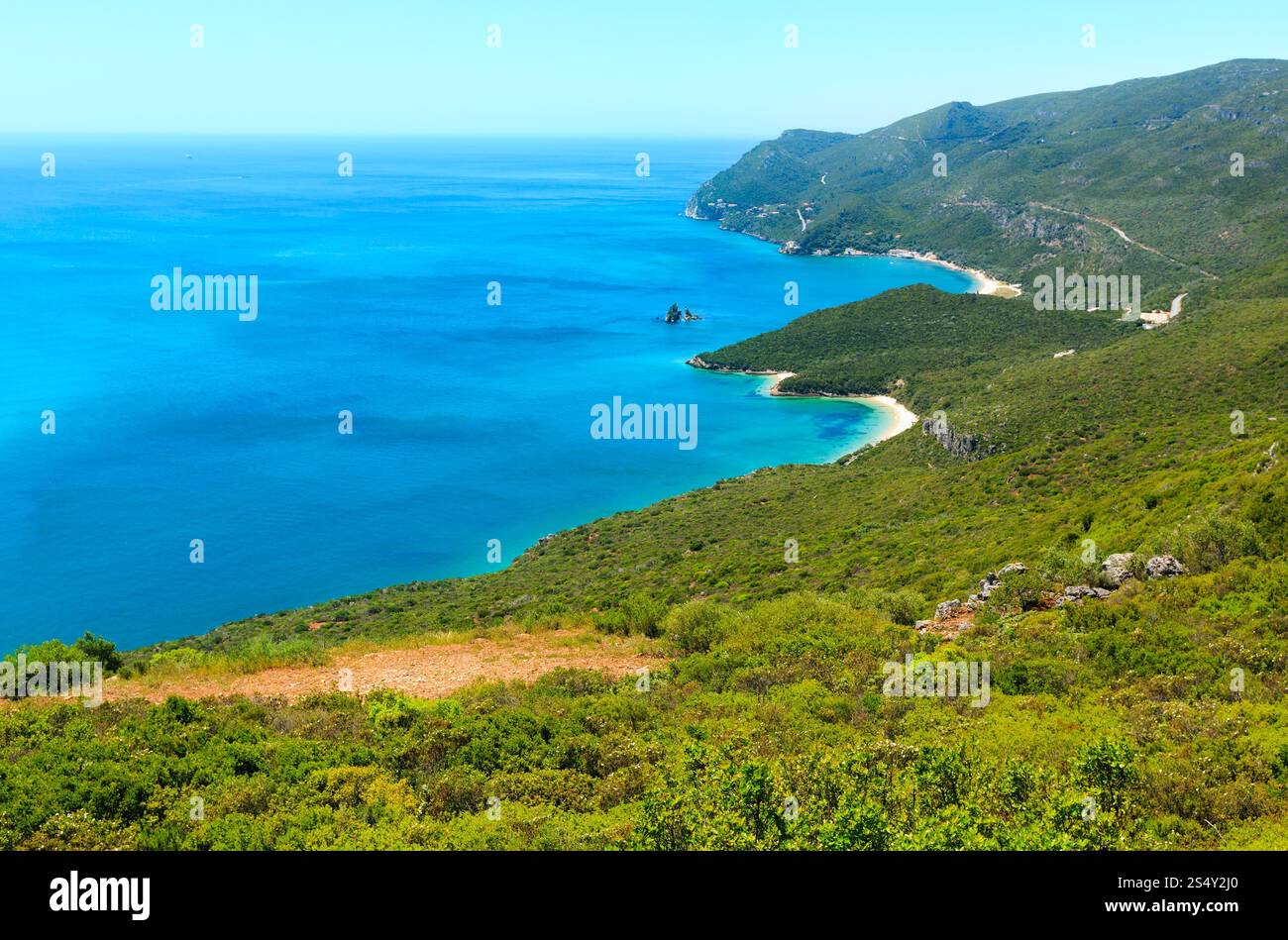 Sommer Meer Küstenlandschaft der Natur Park Arrabida in Setubal, Portugal. Stockfoto