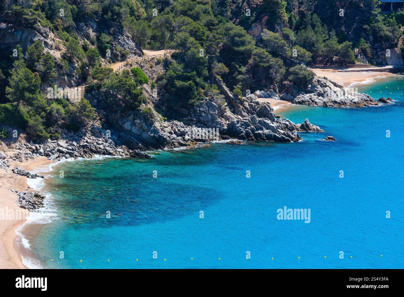 Sommer Meerblick felsige Küste mit kleinen Sandstränden (Spanien). Stockfoto