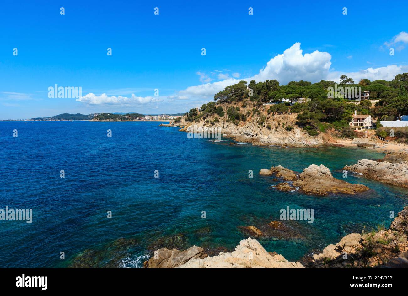 Sommer Meer felsigen Küste Landschaft (in der Nähe von Lloret de Mar Stadt, Ctalonia, Spanien). Stockfoto