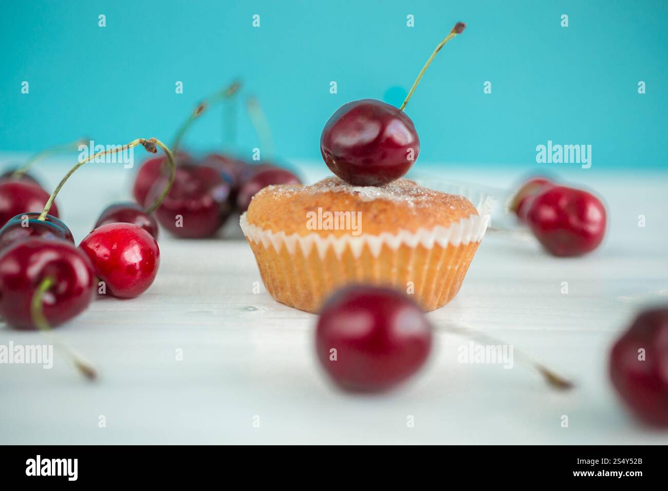 Horizontale Foto Kirsch Muffin vor blauem Hintergrund Stockfoto