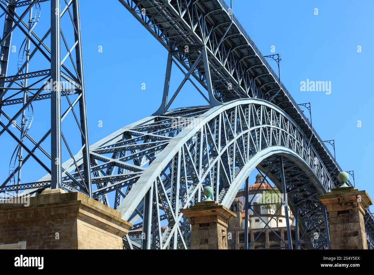 Der Dom Luis ich (oder Luiz ich) Brücke auf Himmelshintergrund, Porto, Portugal. Stockfoto