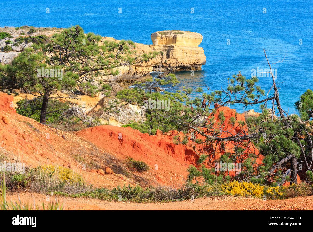Sommerabend kalkreiche Atlantikküste Ansicht nahe Strand Praia de Sao Rafael und rote lehmhaltige Erde vor, Albufeira, Algarve, Portugal. Stockfoto