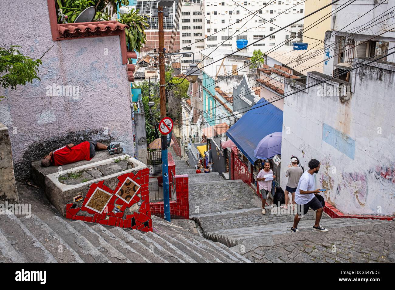 Ein Obdachloser schläft oben auf der Escadaria Selarón oder Lapa Treppe in Rio de Janeiro, Brasilien. Stockfoto
