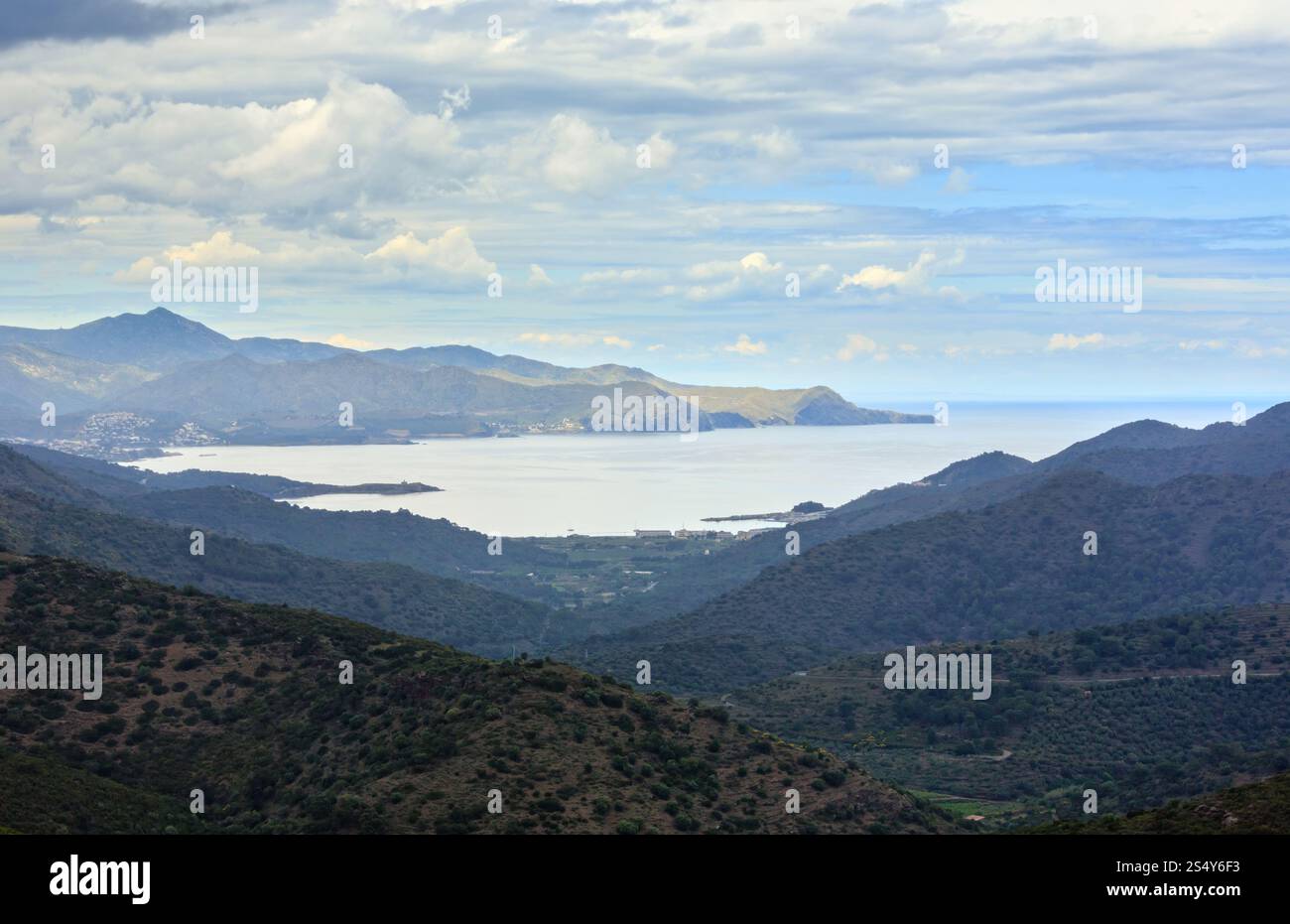 Panorama Sommer Blick auf Cadaques Bucht (Spanien) von Mountain pass. Stockfoto