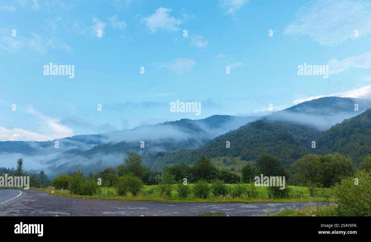 Am Abend Nebel über Sommer Berg (Karpaten, Lviv Oblast, Ukraine). Stockfoto