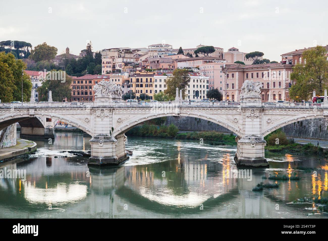Reisen nach Italien - Rom Skyline der Stadt mit Fluss Tiber und Brücke Ponte Vittorio Emanuele II in der Dämmerung Stockfoto
