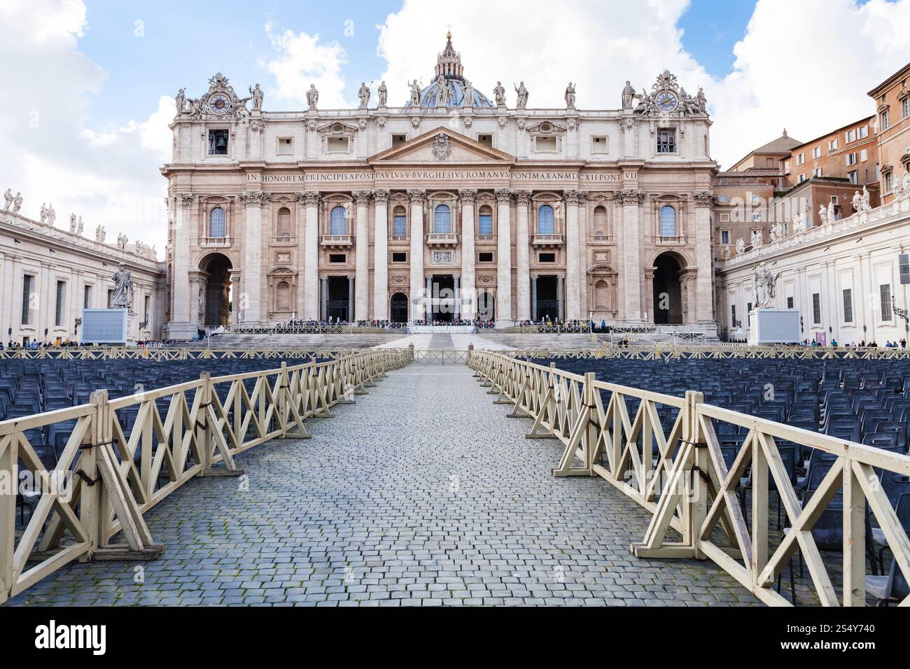 Reisen nach Italien - Platz Piazza San Pietro mit Stühlen und Blick auf die Basilika St. Peter im Vatikan Stockfoto